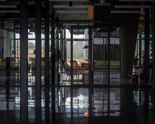 Edificio per uffici moderno spazio di lavoro vuoto