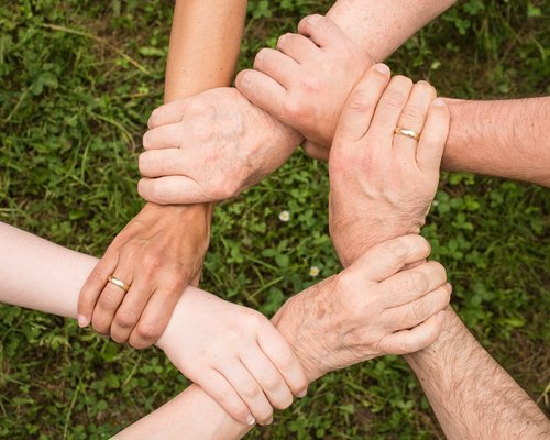 Gruppo di persone diverse in cerchio