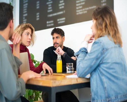 Persone che discutono in un caffè
