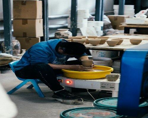 Artigiano della ceramica al lavoro in un laboratorio