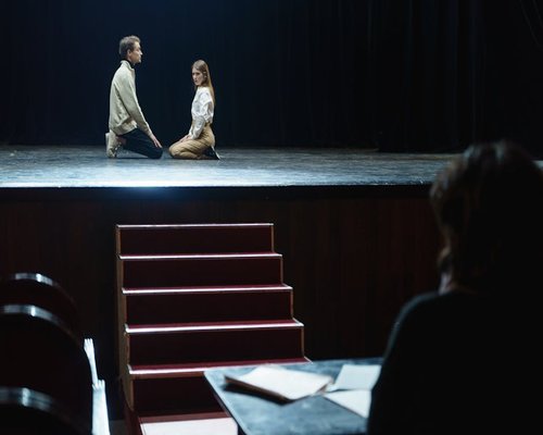 Spettacolo teatrale drammatico sul palco