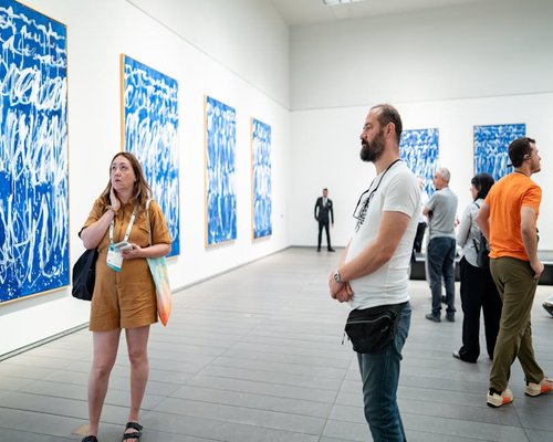 Persone che osservano arte contemporanea in una galleria