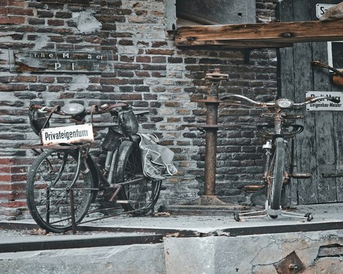 Macchinari arrugginiti in un vecchio edificio industriale