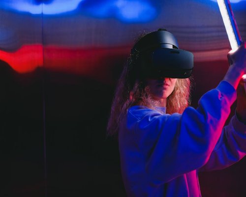Persona che sperimenta un visore per la realtà virtuale