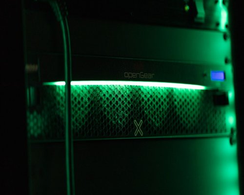 Sala server con luci verdi lampeggianti