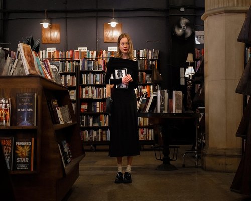 Interno accogliente di libreria indipendente