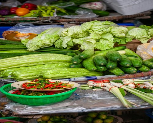 Verdure locali fresche in un mercato
