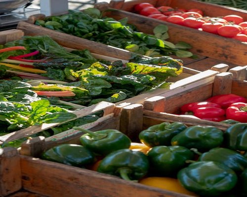 Verdure biologiche fresche in un mercato locale italiano